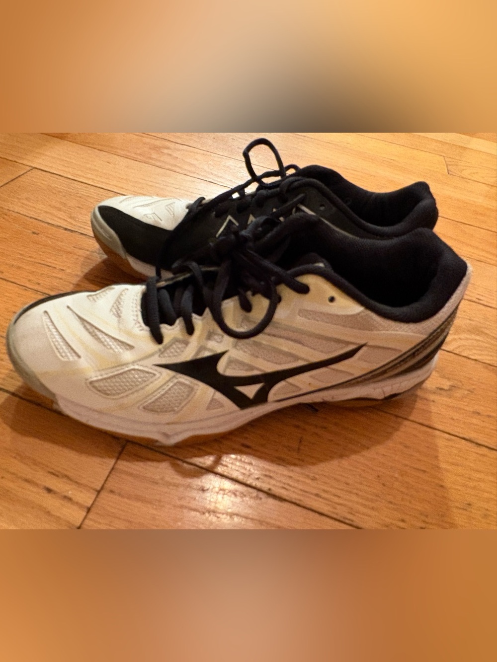Mizuno black & White Athletic indoor volleyball shoes size 8
